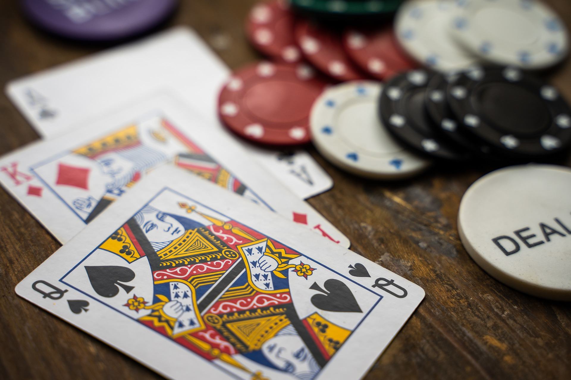 3 Spielkarten und Casino Chips